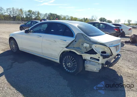 2015 Mercedes-Benz C 300 Luxury 4Matic z USA, uszkodzony, nr VIN 55SWF4KB4FU035020